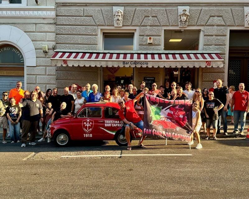 I soci del Triestina Fan Club Bar Capriccio con la Fiat 500 storica davanti al bar a Trieste