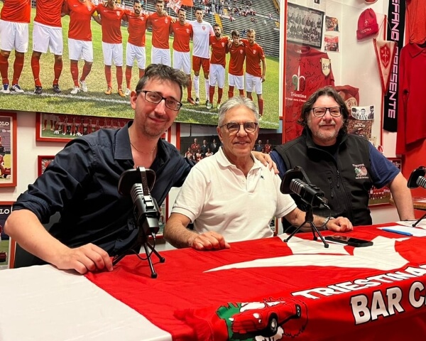 I tre conduttori di A Tutto Sport ai microfoni davanti alla sciarpa Triestina Fan Club Bar Capriccio - Trieste