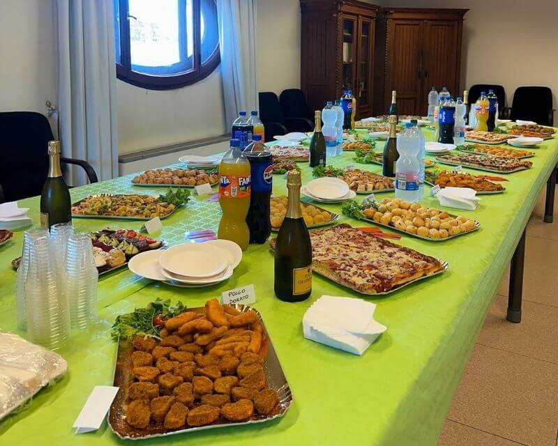 Rinfresco e catering con pizze, fritti e dolci su vassoi dorati - Bar Capriccio Trieste